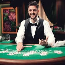 Putaran otomatis: roda berputar dan hasil ditampilkan Roda roulette berputar dalam Auto Roulette